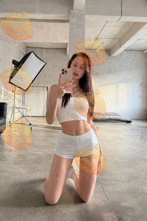 Yerin photo 1, european, slim, brunette, 171 cm, 50 kg, Medium bust, Hong Kong