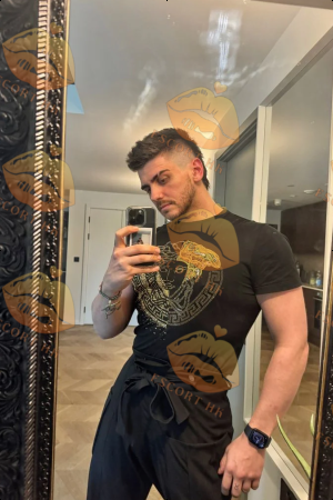 Roman photo 10, slavic, curvy, blonde hair, 185 cm, 90 kg, Hong Kong