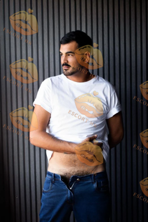 Hector photo 3, latina, average, black hair, 195 cm, 95 kg, Hong Kong