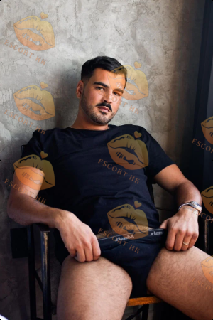 Hector photo 5, latina, average, black hair, 195 cm, 95 kg, Hong Kong