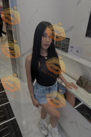 Autumn photo 10, european, petite, black hair, 149 cm, 45 kg, Medium bust, Hong Kong