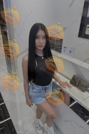 Autumn photo 7, european, petite, black hair, 149 cm, 45 kg, Medium bust, Hong Kong