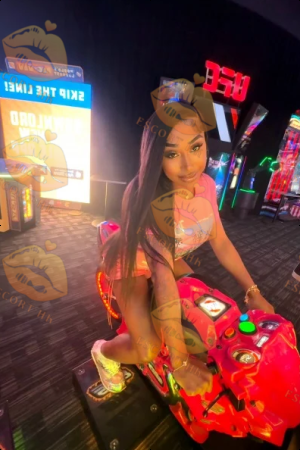Eleanora photo 10, ebony, curvy, black hair, 170 cm, 74 kg, Medium bust, Hong Kong