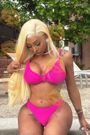 Manuela photo 9, ebony, curvy, blonde hair, 170 cm, 77 kg, Large bust, Hong Kong